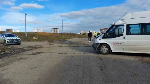 Samsun&rsquo;da servis ile otomobil &ccedil;arpıştı: 10&rsquo;u &ouml;ğrenci 15 yaralı
