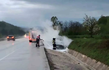 Samsun&rsquo;da seyir halindeki otomobilde yangın: 4 yaralı
