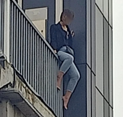 Samsun&rsquo;da &uuml;st ge&ccedil;idin korkuluklarına &ccedil;ıkan kadını polis ikna etti
