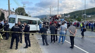 Samsun'da kamyon ile &ouml;ğrenci servisinin &ccedil;arpıştığı kazada 1 kişi &ouml;ld&uuml;, 6 kişi yaralandı