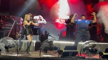 Sanat&ccedil;ı Derya Uluğ&rsquo;un sahnesinde zabıtanın dans şovu