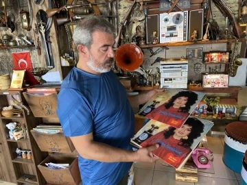 Sanat&ccedil;ı G&uuml;lden Karab&ouml;cek&rsquo;in şarkı s&ouml;ylediği &ccedil;orbacıdan a&ccedil;ıklama