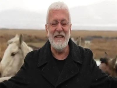 Sanat&ccedil;ı Onur Akın'a, klip &ccedil;ekimi sırasında at &ccedil;arptı