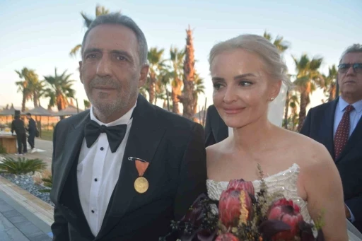 Sanat&ccedil;ı Yavuz Bing&ouml;l&rsquo;&uuml;n nikahında babasından anlamlı hediye
