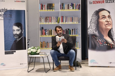 &ldquo;Sanat&ccedil;ılar Sennur Sezer Okuyor&rdquo; Etkinliğinin Konuğu Arif Pişkin Oldu