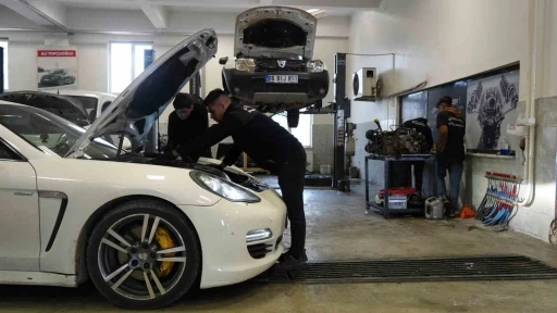 Sanayi şehri Gaziantep&rsquo;teki lisede &ouml;ğrenciler oto tamirciliği &ouml;ğreniyor
