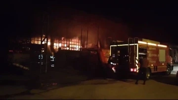 Sanayi sitesinde &ccedil;ıkan yangın paniğe neden oldu