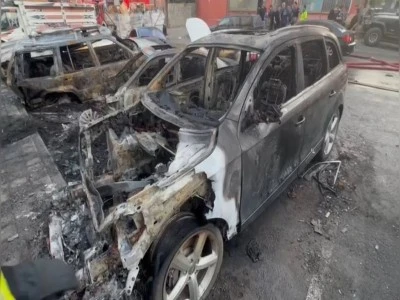 Sanayi sitesinde &ccedil;ıkan yangında &ccedil;ok sayıda ara&ccedil; yandı