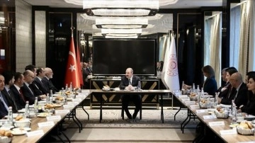 Sanayi ve Teknoloji Bakanı Varank, Macaristan'da T&uuml;rk iş insanlarıyla g&ouml;r&uuml;şt&uuml;