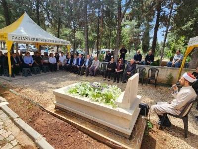 Sanayici M. Naci Top&ccedil;uoğlu, mezarı başında dualarla anıldı
