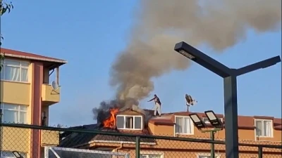 Sancaktepe'de 4 katlı binanın &ccedil;atısı alev alev yandı