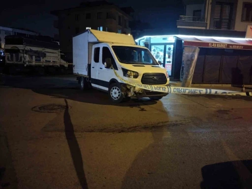 Sancaktepe&rsquo;de iş yerini kurşunladılar, otomobil ile ka&ccedil;arken sokaktaki ara&ccedil;lara &ccedil;arptılar
