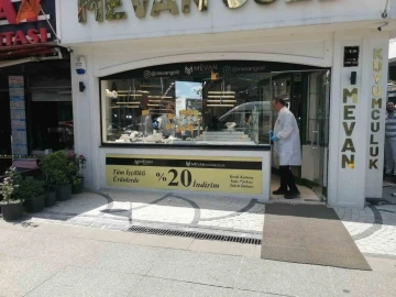 Sancaktepe&rsquo;de kuyumcuda silahlı soygun: Kuyumcuyu vurup, altınları &ccedil;aldılar
