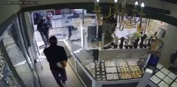 Sancaktepe&rsquo;de kuyumcudaki silahlı soygun anları kamerada
