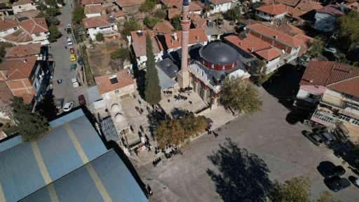 Sandal Mahalle Camisi Cemar&rsquo;ın travertenleriyle yenilendi
