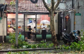 Şanghay&rsquo;ı son 75 yılın en şiddetli tayfunu vurdu
