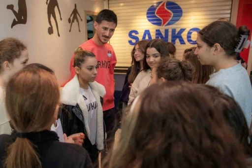 SANKO Okulları &ouml;ğrencileri milli sporcularla buluştu
