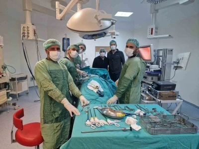 Şanlıurfa&rsquo;da 10 santimetrelik b&ouml;brek kisti kapalı y&ouml;ntemle alındı