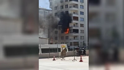 Şanlıurfa&rsquo;da 8 katlı binada yangın: Bina sakinleri tahliye edildi