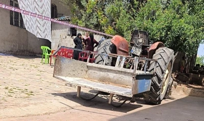 Şanlıurfa&rsquo;da feci olay: Trakt&ouml;r&uuml; hareket ettiren 2 yaşındaki &ccedil;ocuk, 1 yaşındaki kuzenini ezdi
