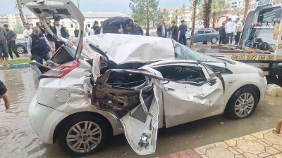 Şanlıurfa&rsquo;da g&uuml;neş enerjisi paneli otomobilin &uuml;zerine devrildi: 1 &ouml;l&uuml;