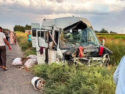 Şanlıurfa&rsquo;da iş&ccedil;i servisi tahliye kanalına devrildi: 15 yaralı