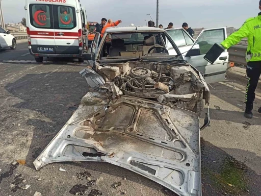 Şanlıurfa&rsquo;da otomobil bariyerlere &ccedil;arptı: 2 yaralı
