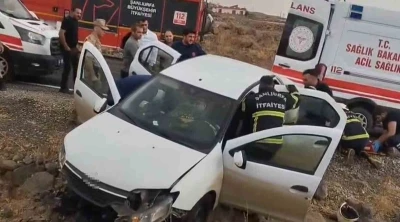 Şanlıurfa&rsquo;da otomobil kayalıklara &ccedil;arptı: 3 yaralı