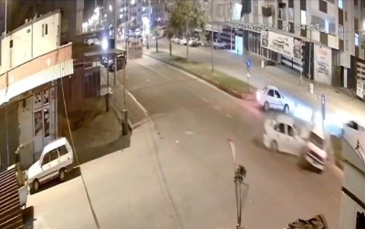 Şanlıurfa&rsquo;da otomobiller &ccedil;arpıştı: 1 &ouml;l&uuml;, 2 yaralı
