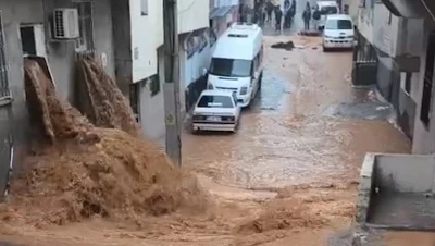 Şanlıurfa&rsquo;da sağanak nedeniyle cadde ve sokaklar g&ouml;le d&ouml;nd&uuml;