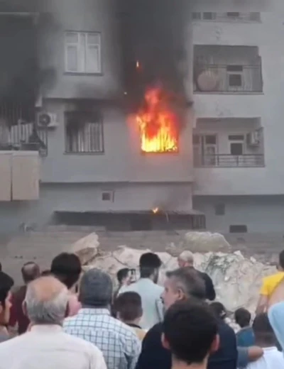 Şanlıurfa&rsquo;da yangın paniği: Alev alev yanan daire k&uuml;le d&ouml;nd&uuml;
