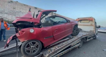 Şanlıurfa&rsquo;da yolcu otob&uuml;s&uuml; ile otomobil &ccedil;arpıştı: 1 &ouml;l&uuml;, 2 yaralı
