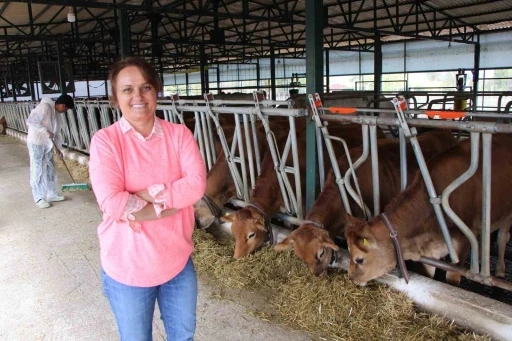 Şantiyeden k&ouml;y&uuml;ne d&ouml;n&uuml;p s&uuml;t &ccedil;iftliği kurdu: &ldquo;Kızlarımla mutlu mesut yaşıyoruz&rdquo;
