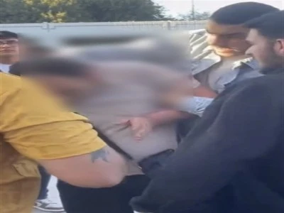 Sapık adam gen&ccedil; kızın fotoğraflarını gizlice &ccedil;ekince tekme tokat d&ouml;v&uuml;ld&uuml;