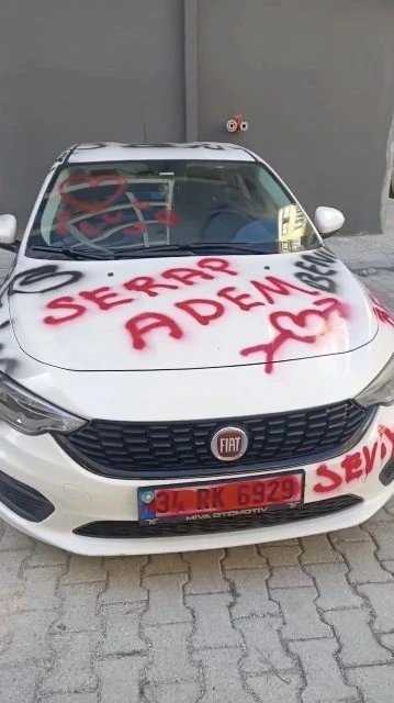 Saplantılı aşık otomobili aşk duvarına &ccedil;evirdi, lastiklerini patlatıp pert etti
