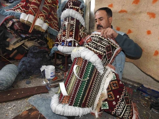 Sara&ccedil; ustası eyer dikerek ata mesleğini yaşatıyor
