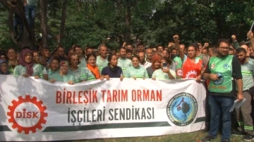 Sara&ccedil;hane&rsquo;deki İBB binası &ouml;n&uuml;nde toplanan iş&ccedil;iler İBB&rsquo;yi protesto etti

