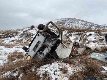 Şarampole devrilen kamyonet hurdaya d&ouml;nd&uuml;: 1 ağır yaralı
