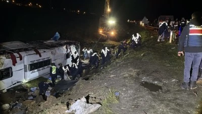 Şarampole yuvarlanan şehirlerarası yolcu otob&uuml;s&uuml;nde hayatını kaybedenlerin kimlikleri belli oldu