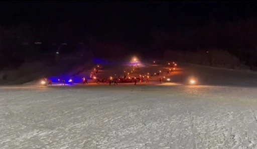 Sarıkamış Kayak Merkezi g&ouml;rkemli bir g&ouml;steriyle sezona &rsquo;merhaba&rsquo; dedi
