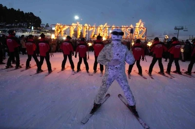 Sarıkamış şehitleri anısına meşaleli kayak g&ouml;sterisi