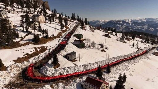 Sarıkamış Şehitleri i&ccedil;in Sis Dağı&rsquo;nda T&uuml;rk bayrağı ile y&uuml;r&uuml;d&uuml;ler
