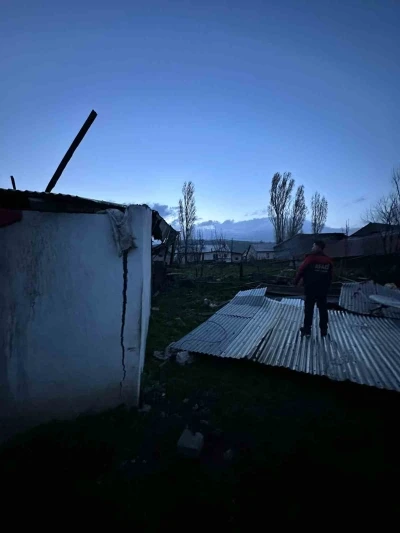 Sarıkamış&rsquo;ta fırtına okulun ve evlerin &ccedil;atısını u&ccedil;urdu
