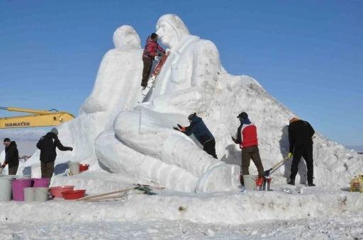 Sarıkamış&rsquo;ta kardan heykeller tamamlandı
