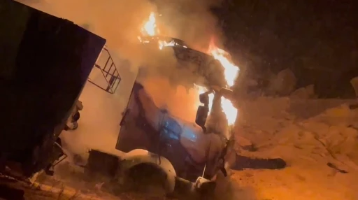 Sarıkamış&rsquo;ta kaza yapan tır alev topunu d&ouml;nd&uuml;
