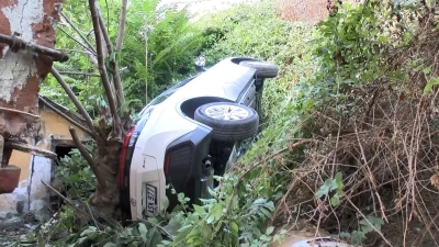 Sarıyer&rsquo;de cip bir evin bah&ccedil;esine u&ccedil;tu