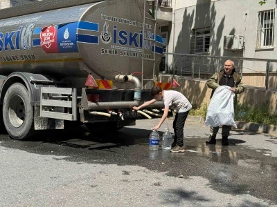 Sarıyer&rsquo;de &ccedil;&ouml;ken yol vatandaşı suyundan etti: Tankerden evlerine bidonlarla su taşıdılar
