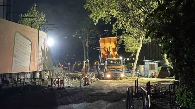 Sarıyer&rsquo;de &ccedil;&ouml;ken yolda yapılan onarım &ccedil;alışmaları gece boyu devam etti
