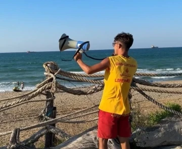 Sarıyer&rsquo;de denize giren iki gen&ccedil; boğulma tehlikesi ge&ccedil;irdi: O anlar kamerada
