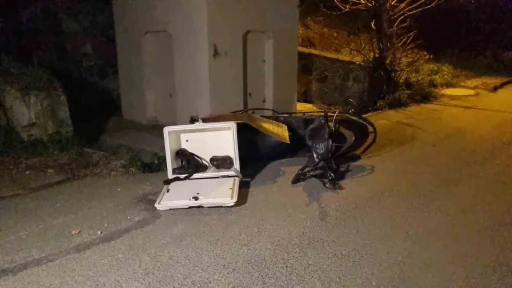 Feci kaza: Otomobille &ccedil;arpışan motordaki kurye hayatını kaybetti